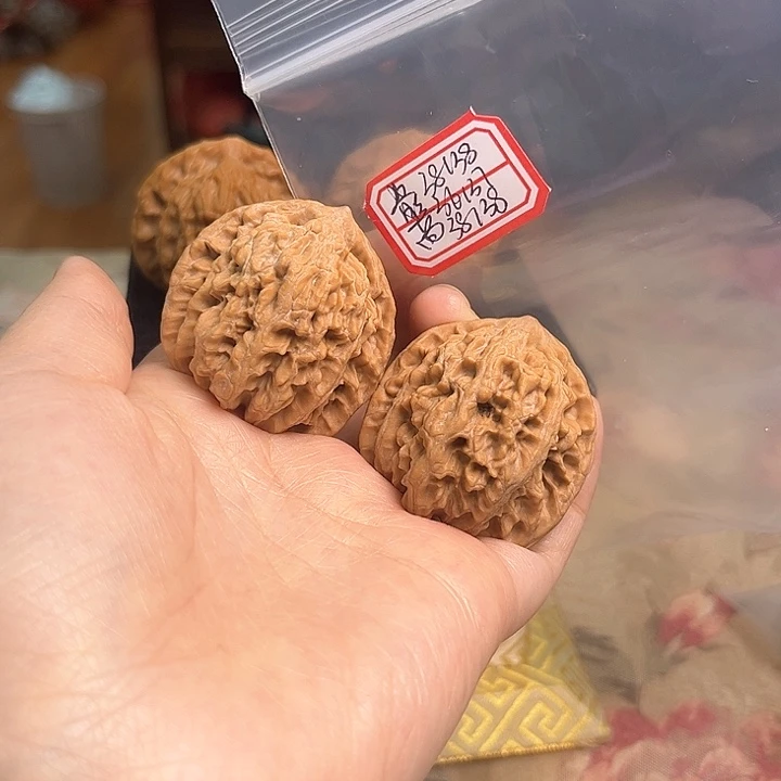 文玩核桃吊坠盘龙虎头