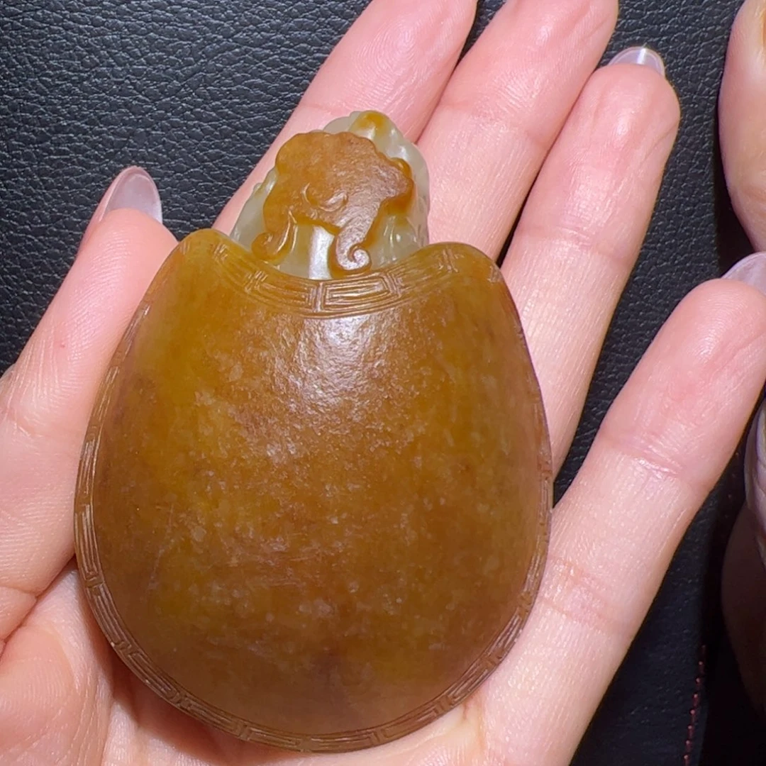 颈饰18K金镶嵌和田玉
