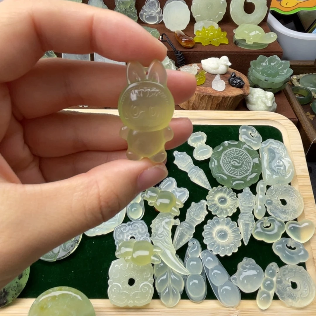 娜***二未镶嵌蛇纹石玉颈饰