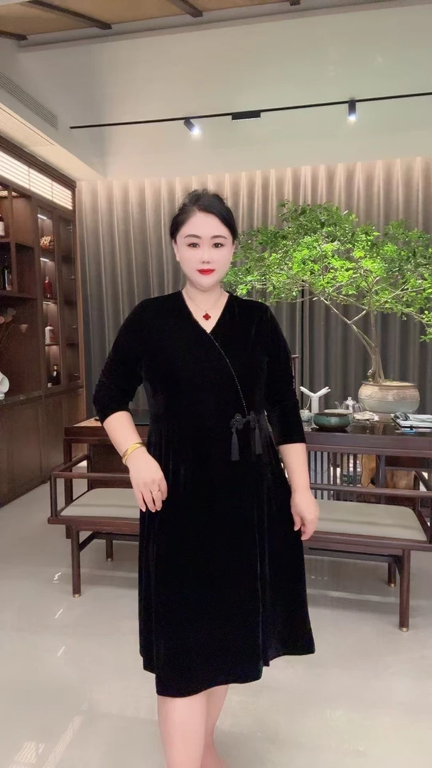 2025早秋新款时尚气质V领新中式盘扣减龄优雅遮肉连衣裙