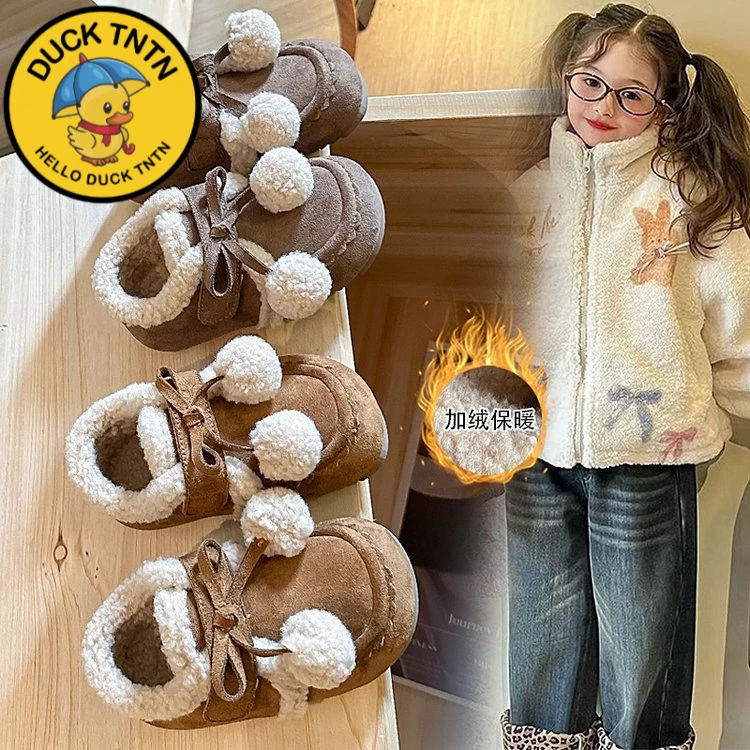小黄鸭韩版儿童加绒勃肯鞋2025冬季毛球女童二棉软底豆豆鞋可爱公