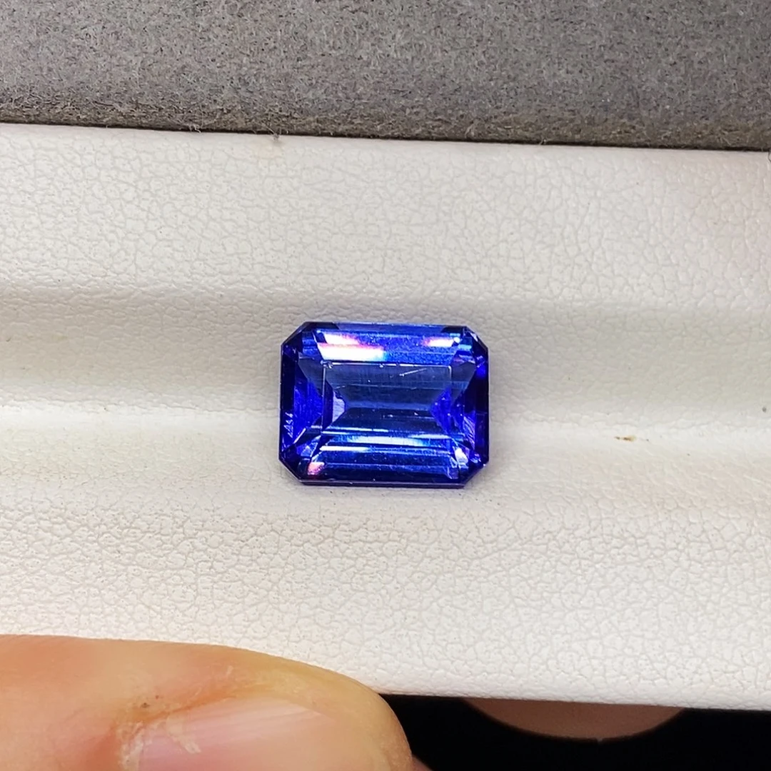 未镶嵌5.51克拉天然全净满火彩坦桑石坦桑石