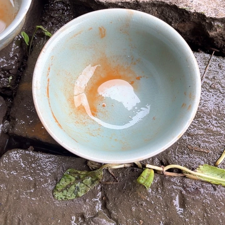 摆件用**着瓷器制作工艺