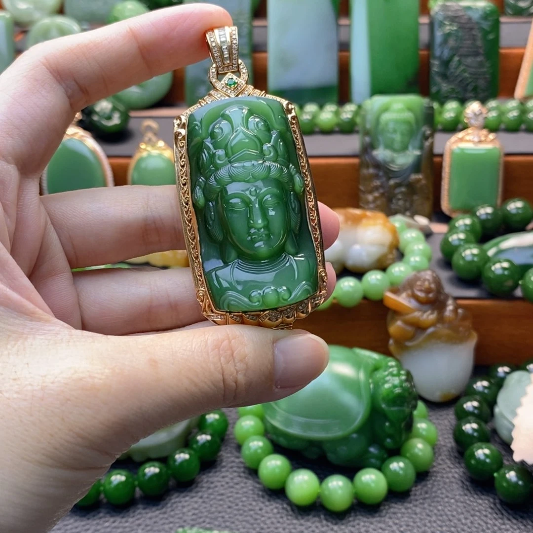 颈饰18K金镶嵌和田玉（碧玉）观音法相