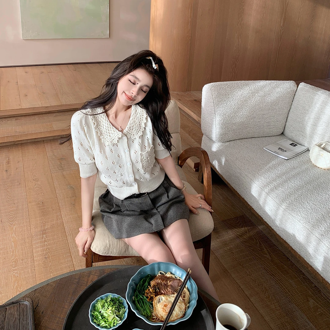 “miu系小千金”甜甜的富家乖乖女～精致又减龄的亚麻镂空针织衫