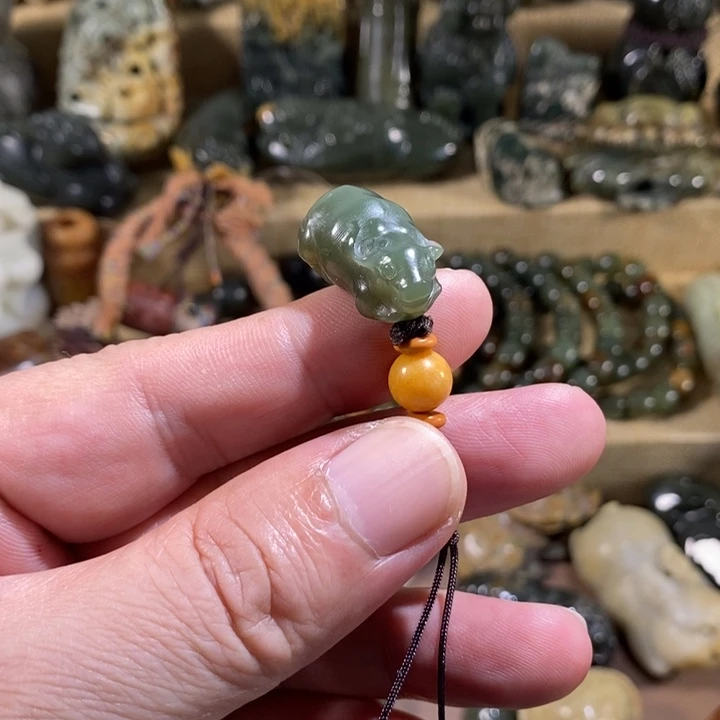 未镶嵌透闪石质玉挂件
