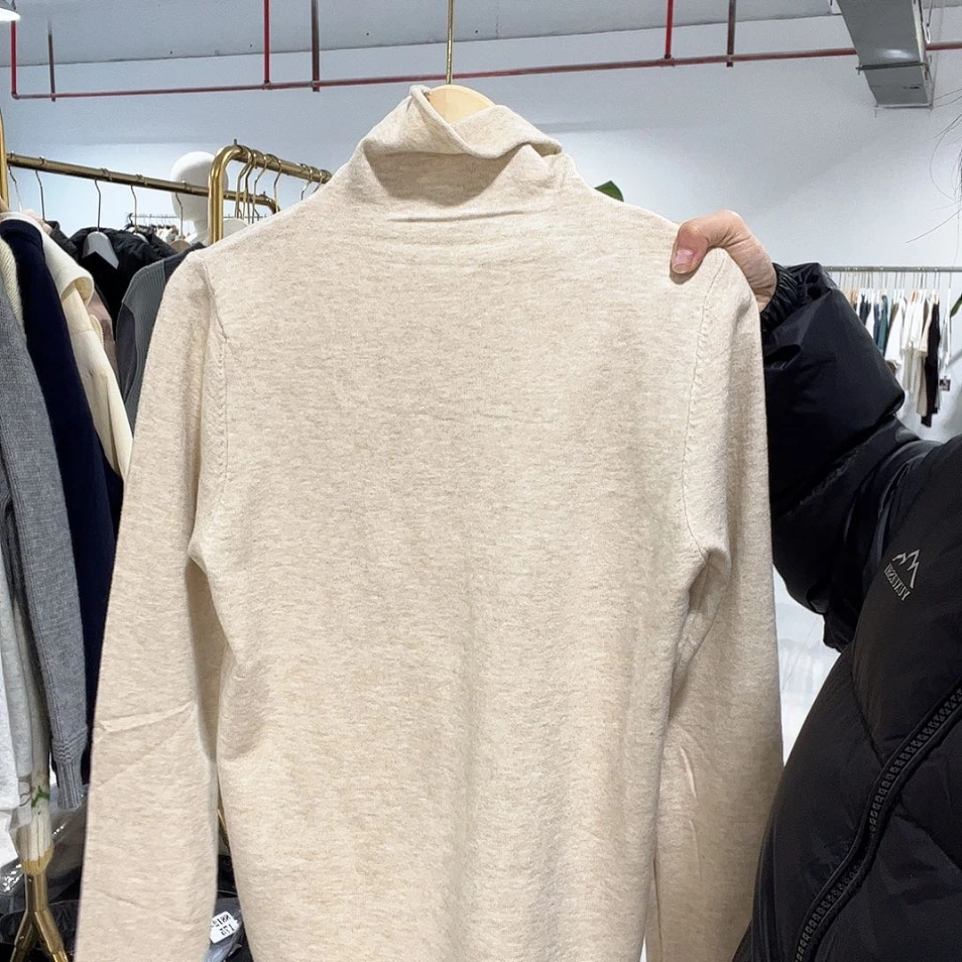 米色半高领打底衫简约