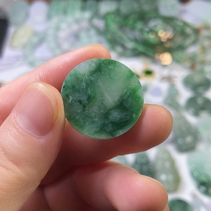 翡翠未镶嵌颈饰无事牌