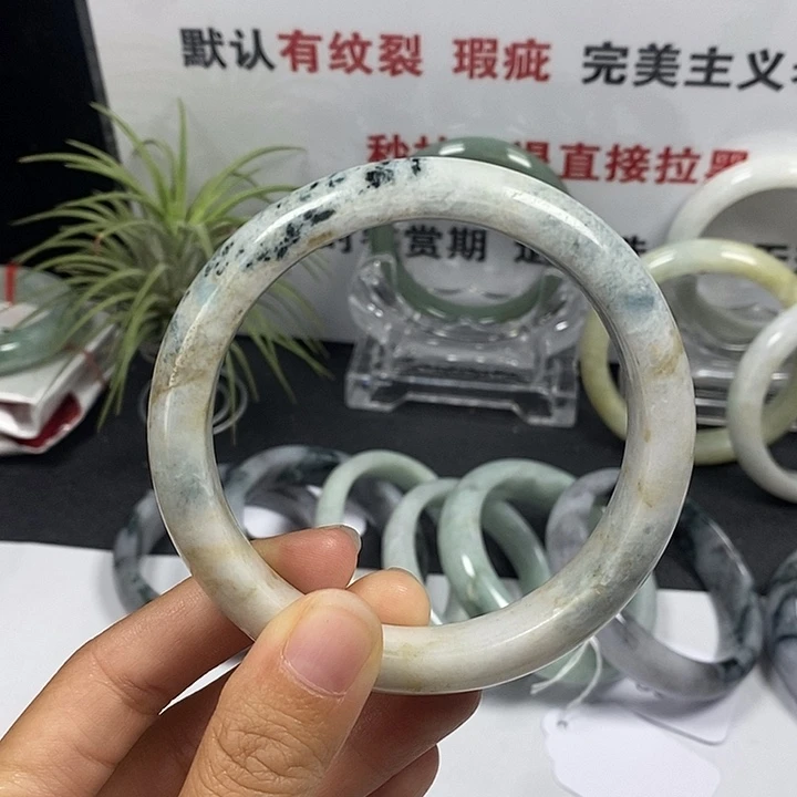 未镶嵌手镯翡翠28号。 63.7圈