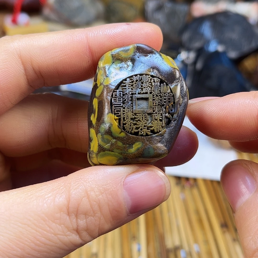 新疆原石雕刻手把件