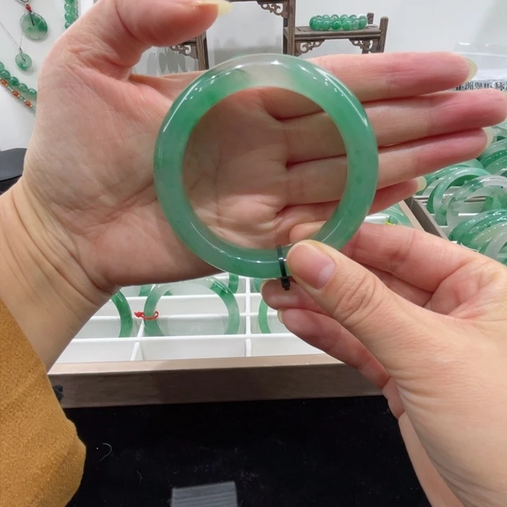 未镶嵌手镯石英质玉（非洲翠）