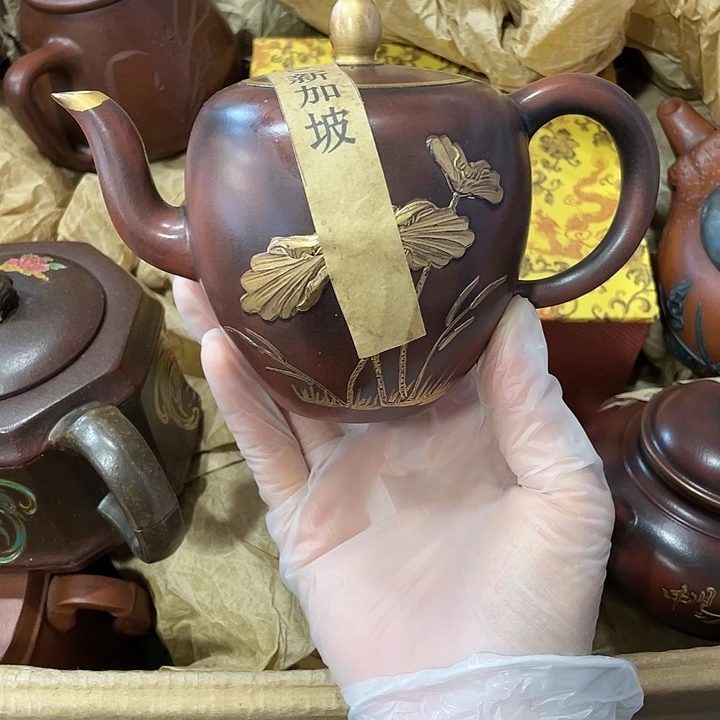 紫砂茶壶原矿泥料，手工制作的一把紫砂壶。