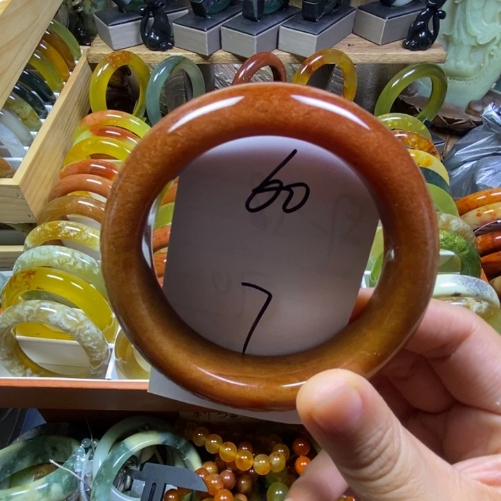 一***排蛇纹石玉未镶嵌手镯