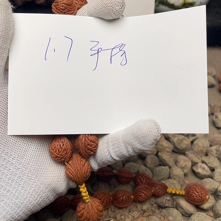 玉***缘桃核吊坠龙纹桃核的搭配