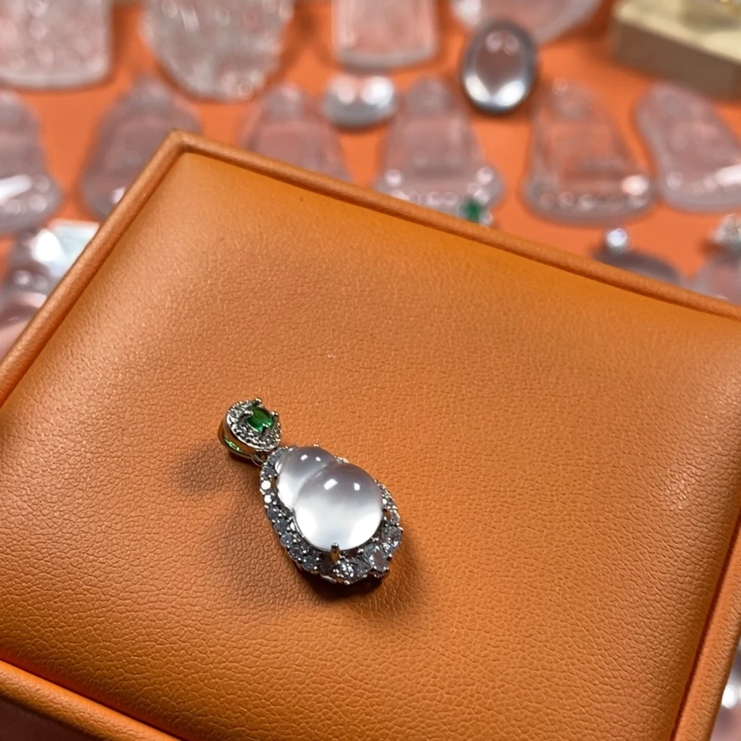 石英质玉合金颈饰小葫芦