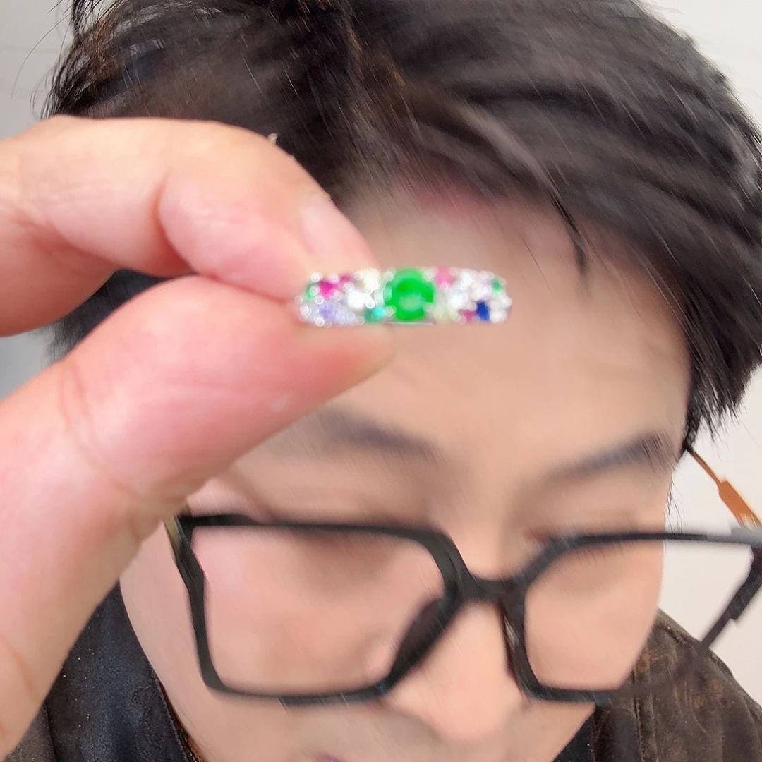 翡翠未镶嵌颈饰一件