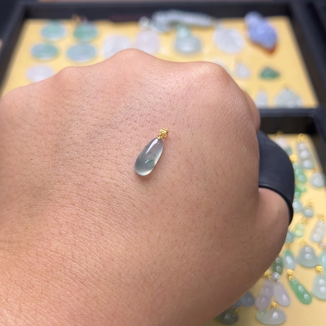 翡翠18K金镶嵌颈饰水滴