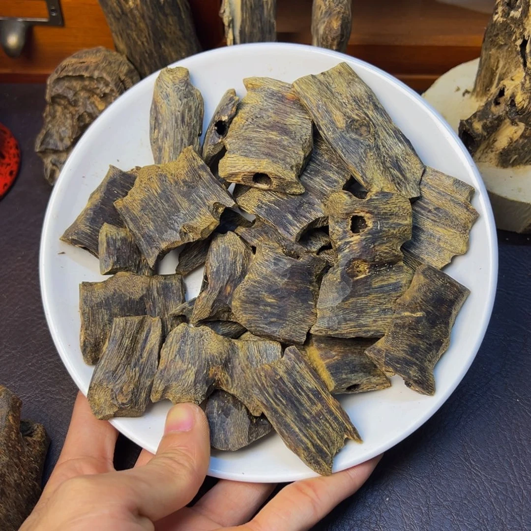 上***下沉香沉香碎屑蓝宝石