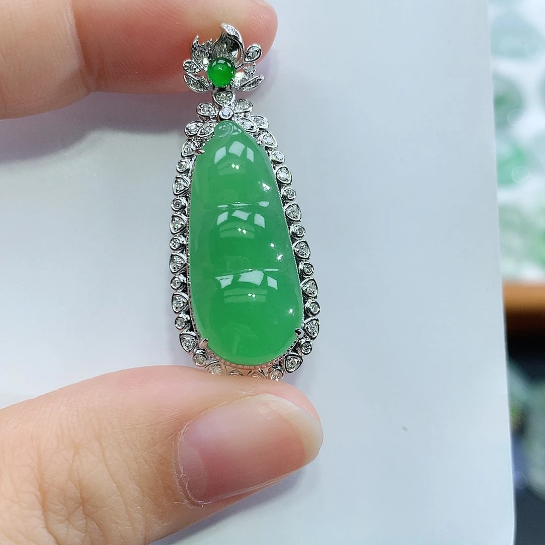 翡翠18K金镶嵌颈饰福豆