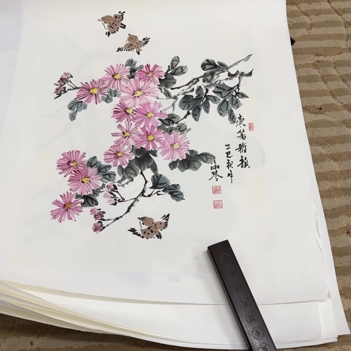 国画花鸟等图案为一体而成