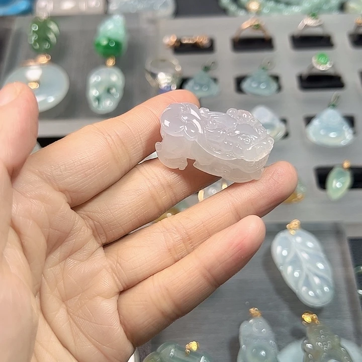 翡翠未镶嵌颈饰貔貅