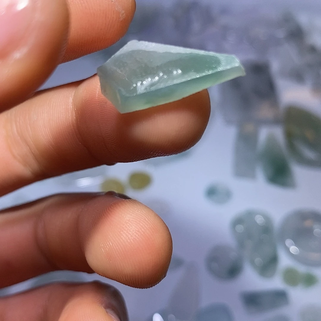翡翠未镶嵌颈饰hhgr