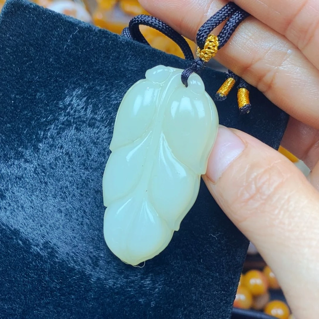 未镶嵌石英质玉（黄龙玉）颈饰