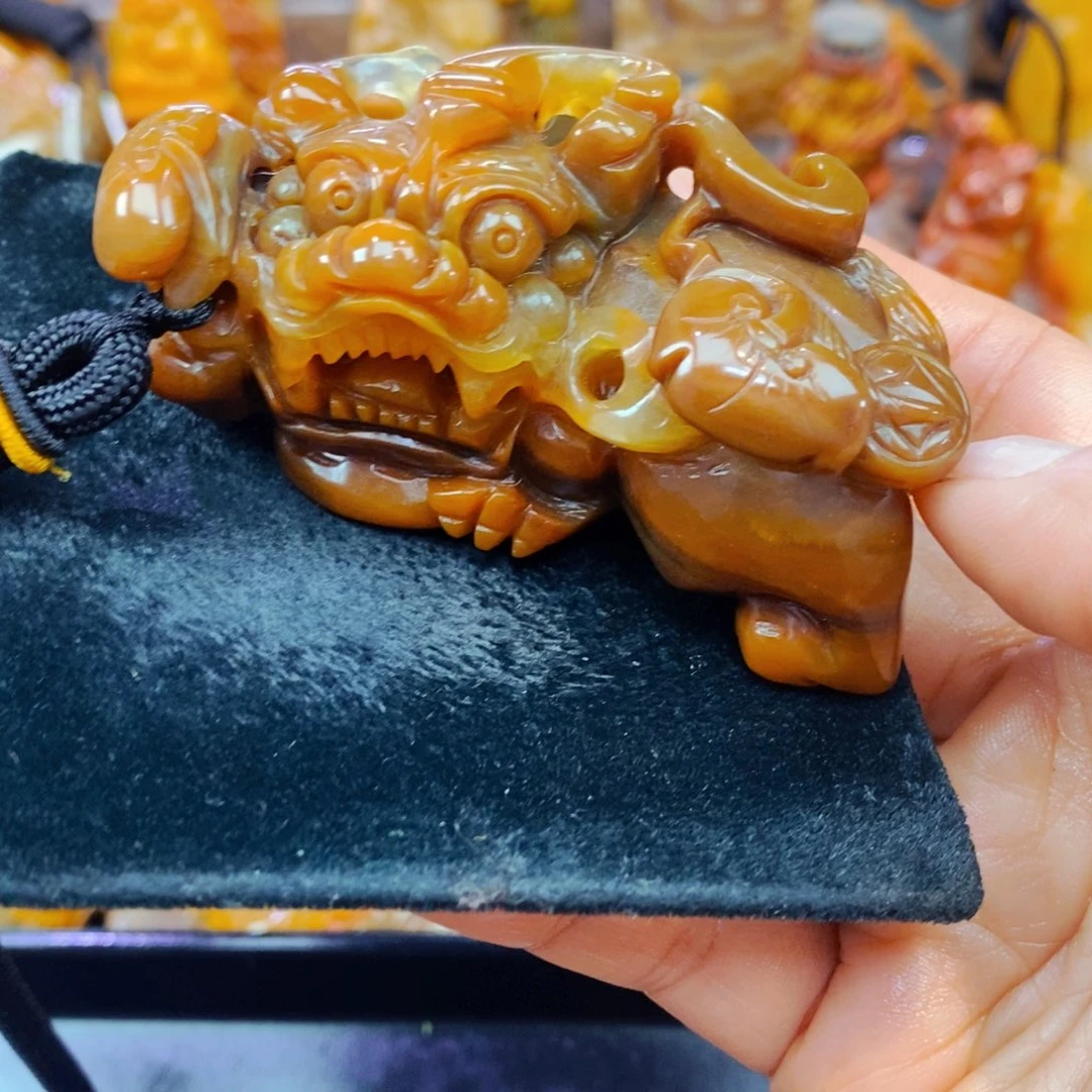 未镶嵌石英质玉（黄龙玉）颈饰