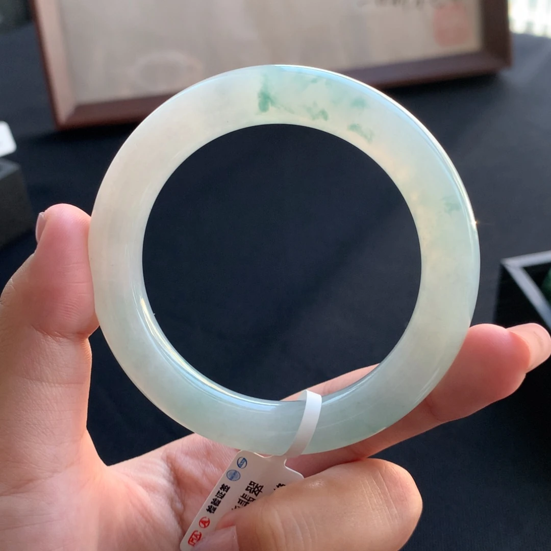 翡翠手镯未镶嵌翡翠