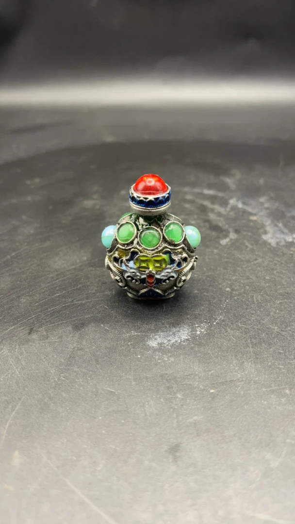 铜合金带镶嵌鼻烟壶摆件