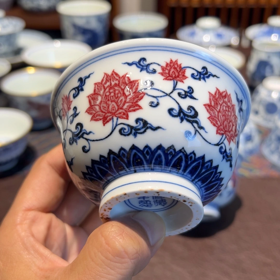 微瑕精品青花釉里红缠枝莲压手杯口径约9.5厘米