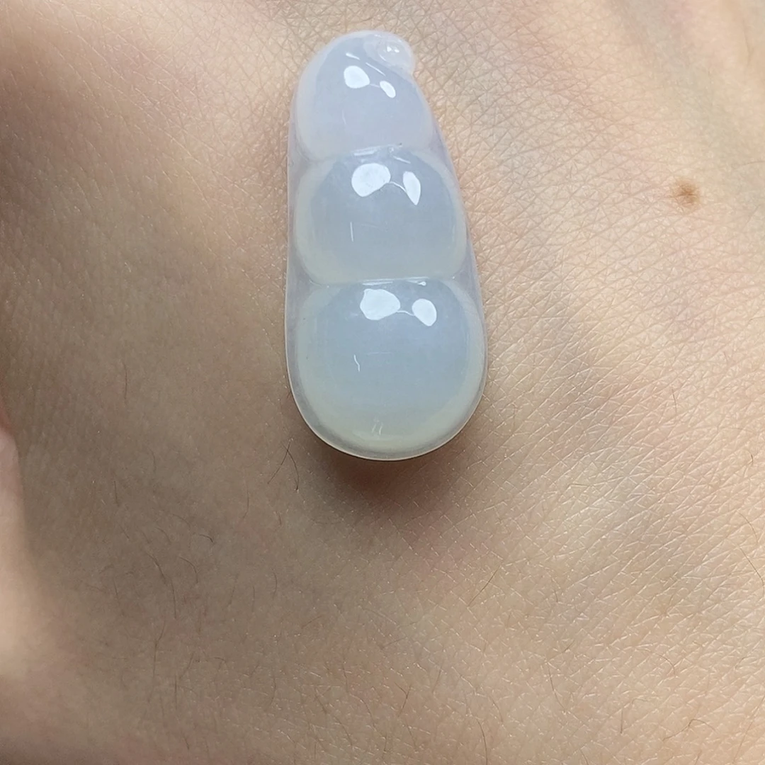 翡翠未镶嵌颈饰福豆