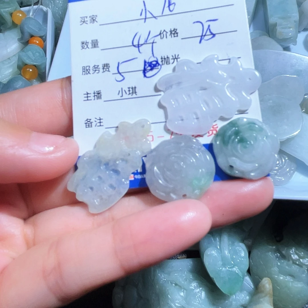 翡翠颈饰未镶嵌小**生翡翠