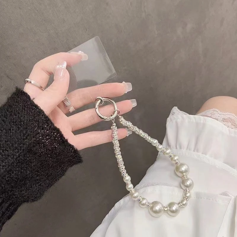 高级感珍珠手链手机壳挂饰串珠手机链白色挂件挂绳链条