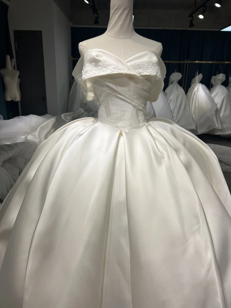 2025年新款缎面一字肩婚礼主婚纱，酒店婚礼，户外婚礼均可