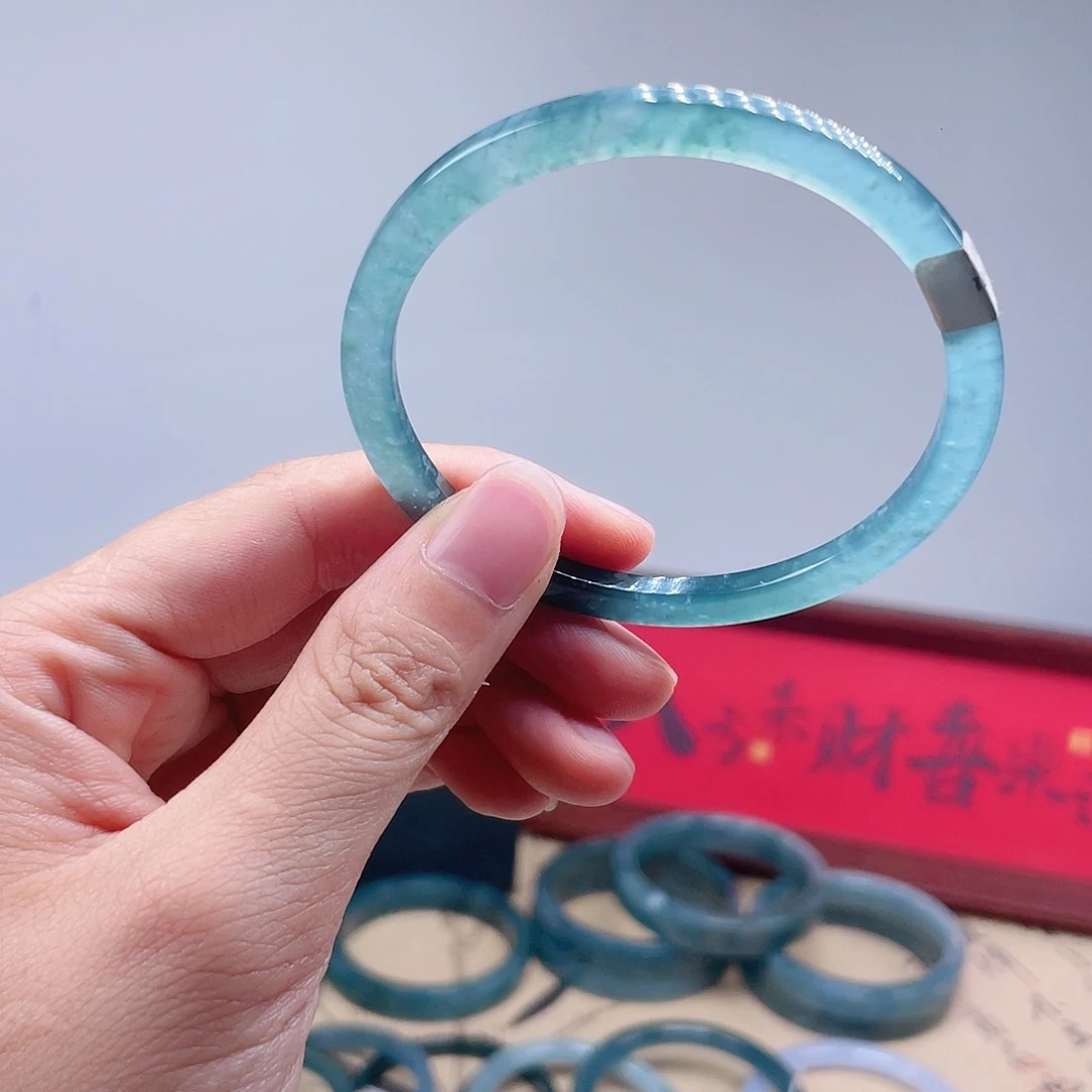 翡翠手镯未镶嵌翡翠手镯