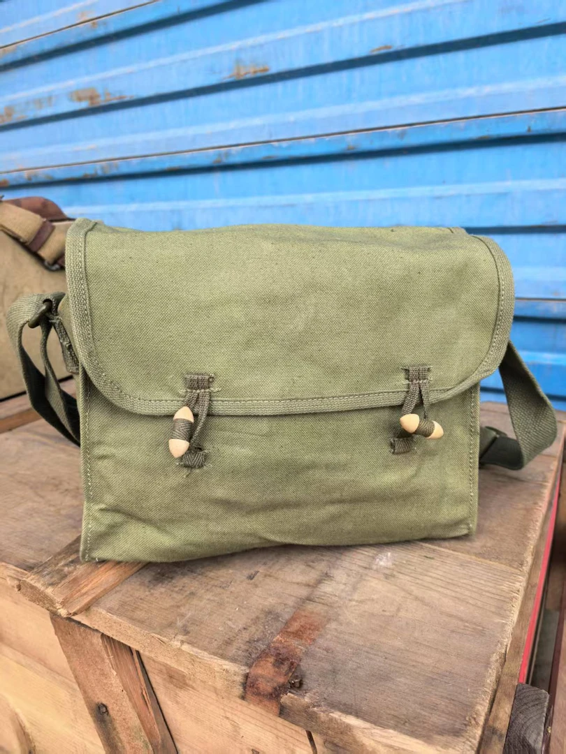 63-60绿色帆布书包 单肩包