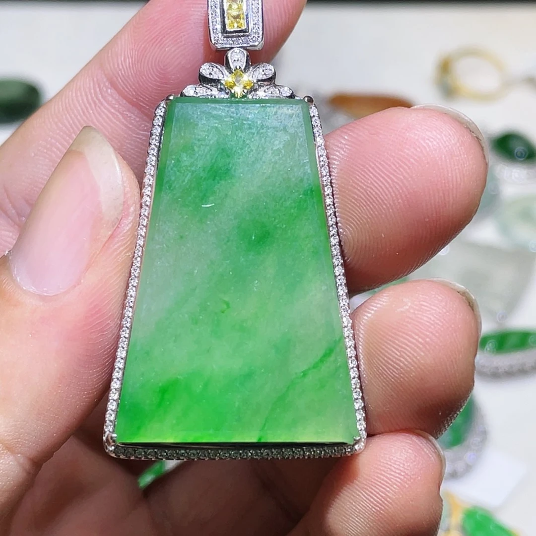 翡翠18K金镶嵌颈饰回流