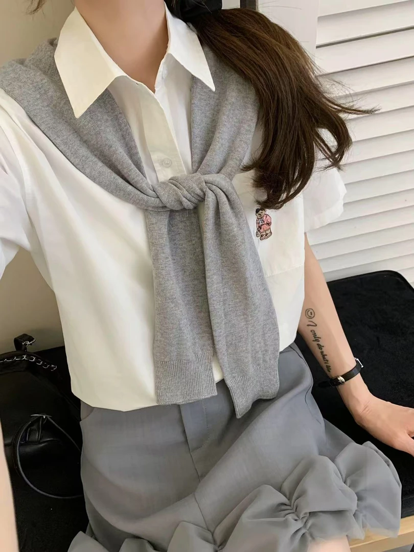 小雅姐姐 卡通刺绣小熊学院风松弛感披肩衬衫上衣IT69