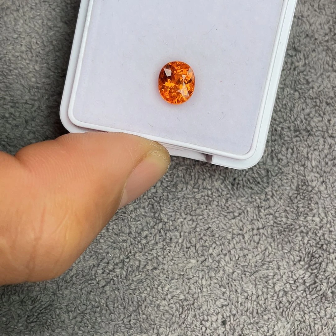 石榴石（芬达石）裸石未镶嵌2.41Ct。  