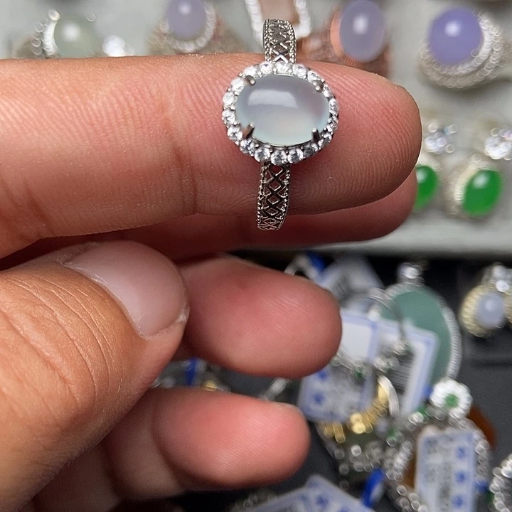 颈饰未镶嵌翡翠戒指