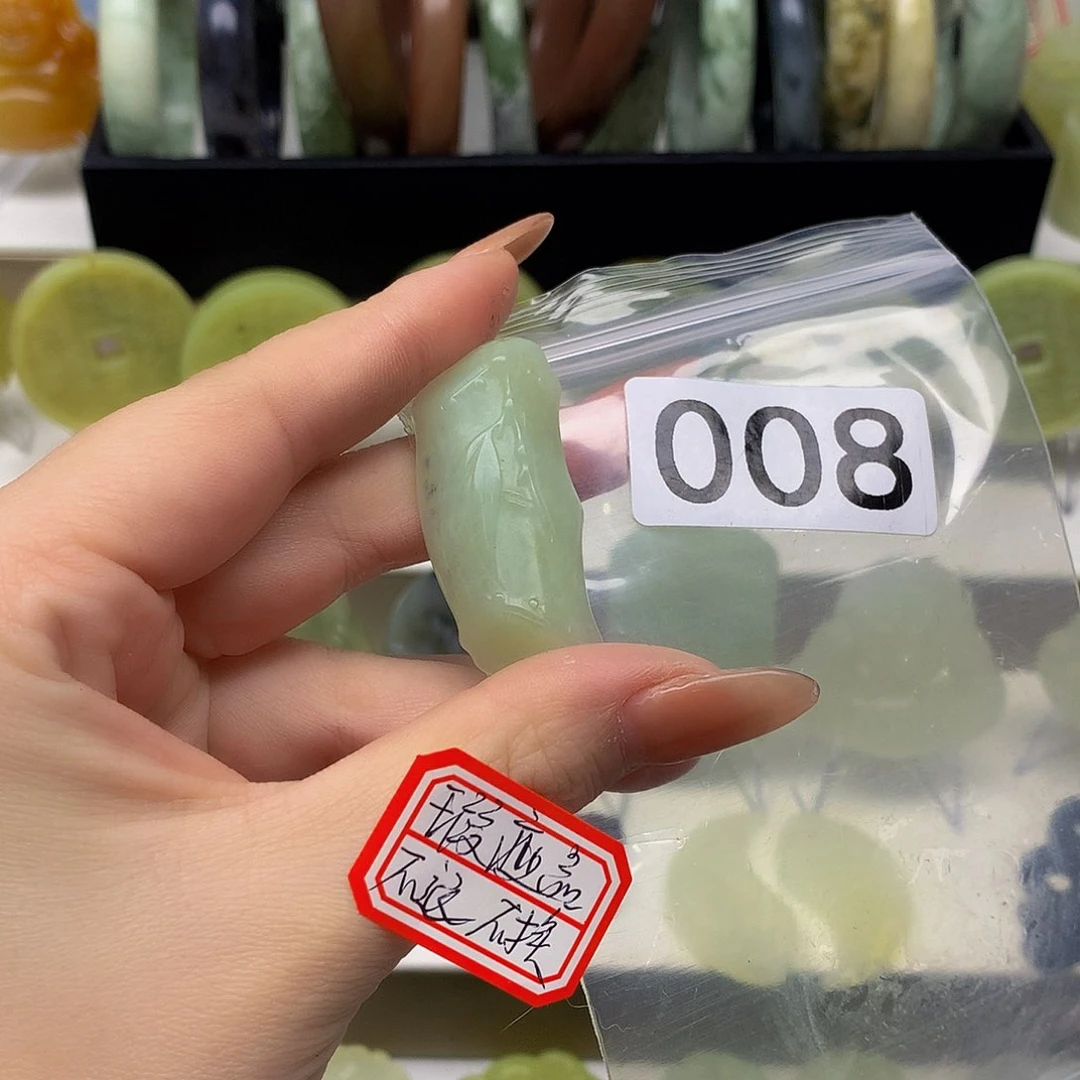 蛇纹石玉颈饰未镶嵌