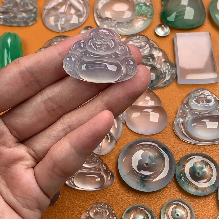 翡翠挂件未镶嵌…..