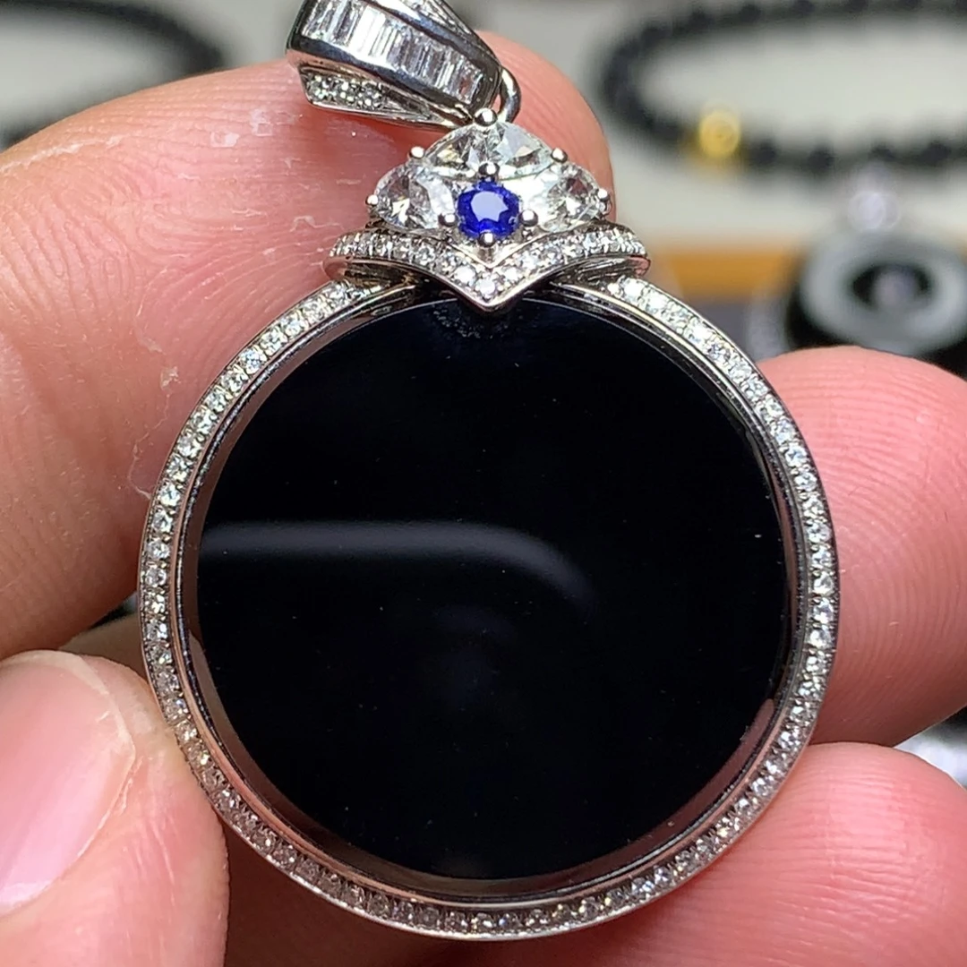 翡翠18K金镶嵌颈饰墨翠无事牌