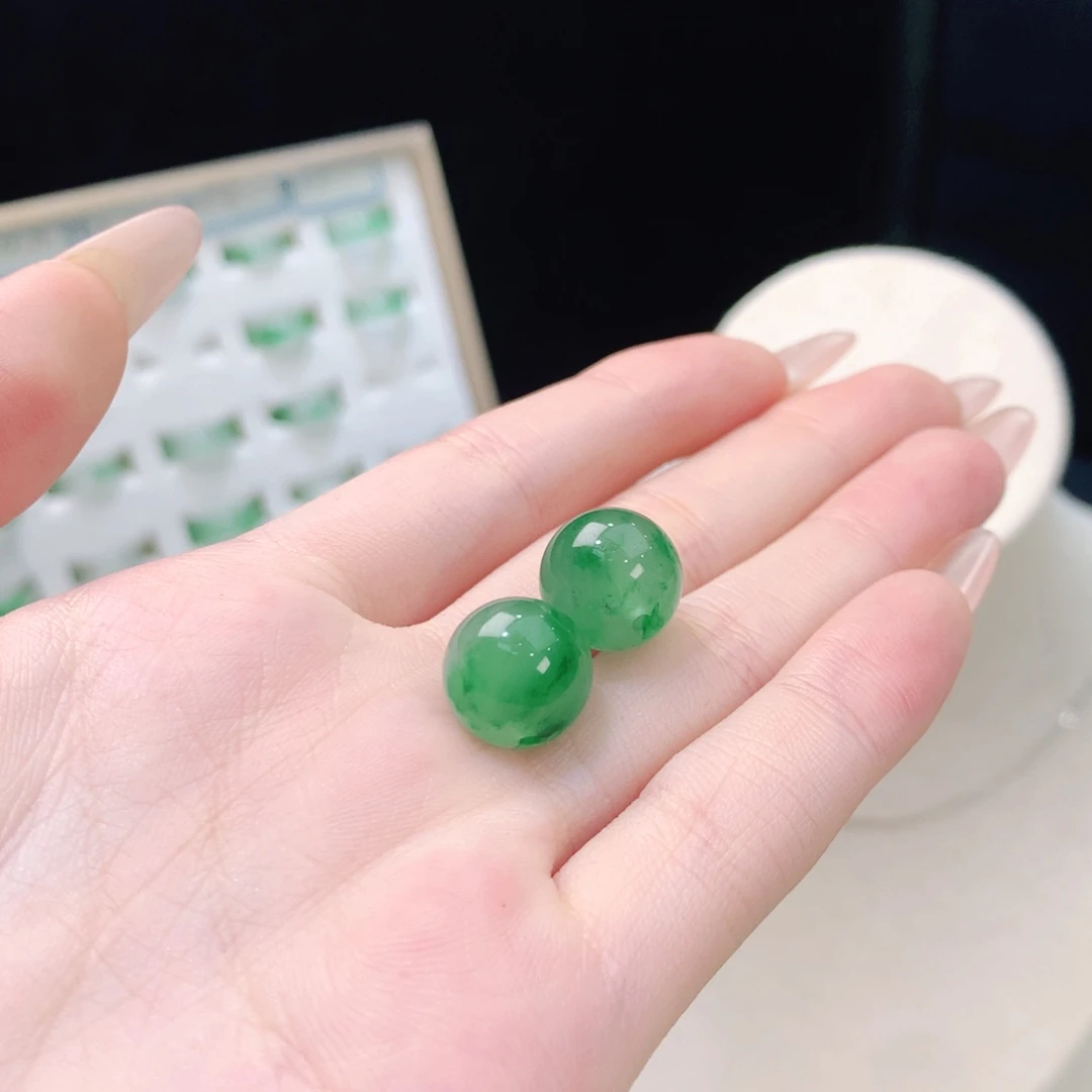 落***萧石英质玉（非洲翠）未镶嵌颈饰珠子