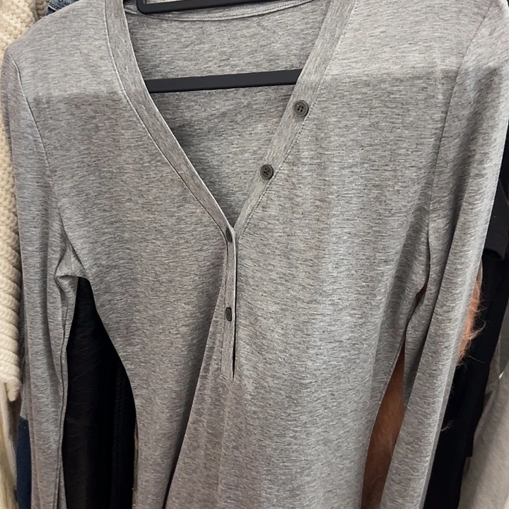 不****今天新款 灰色扣子设计V领打底衫 M