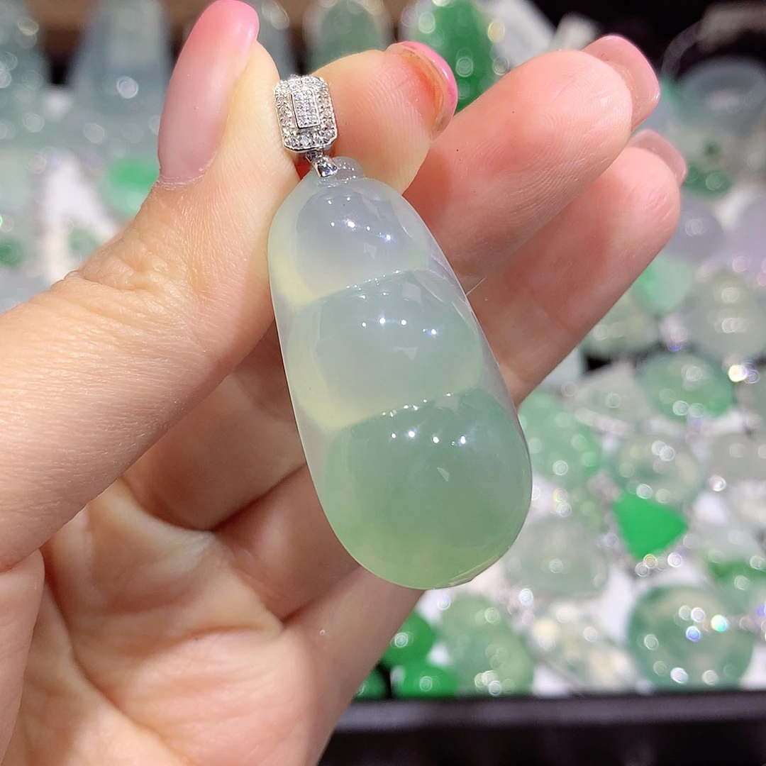 翡翠18K金镶嵌颈饰豆