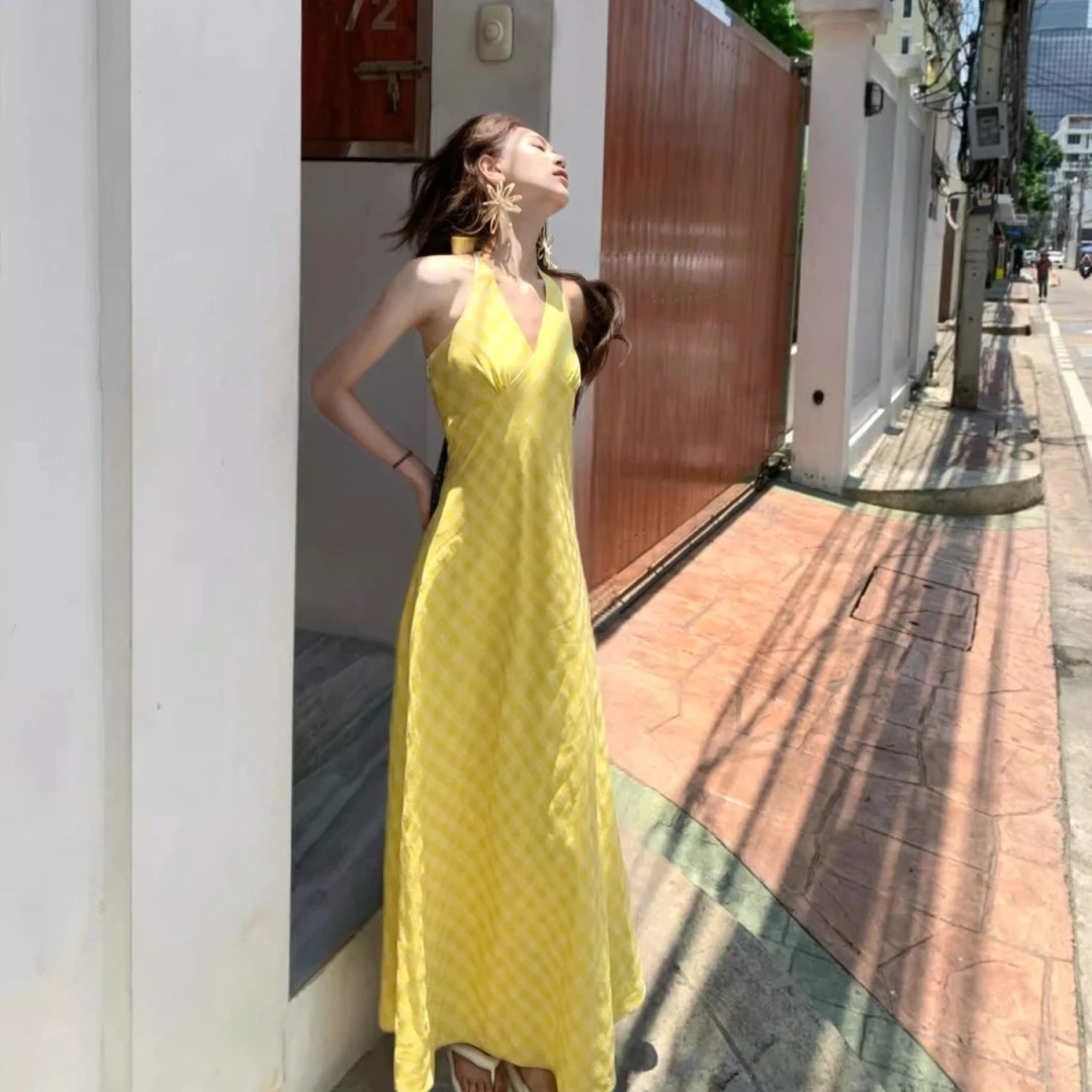 浪漫法式黄色格子v领挂脖连衣裙设计感多巴胺绝美温柔度假风长裙