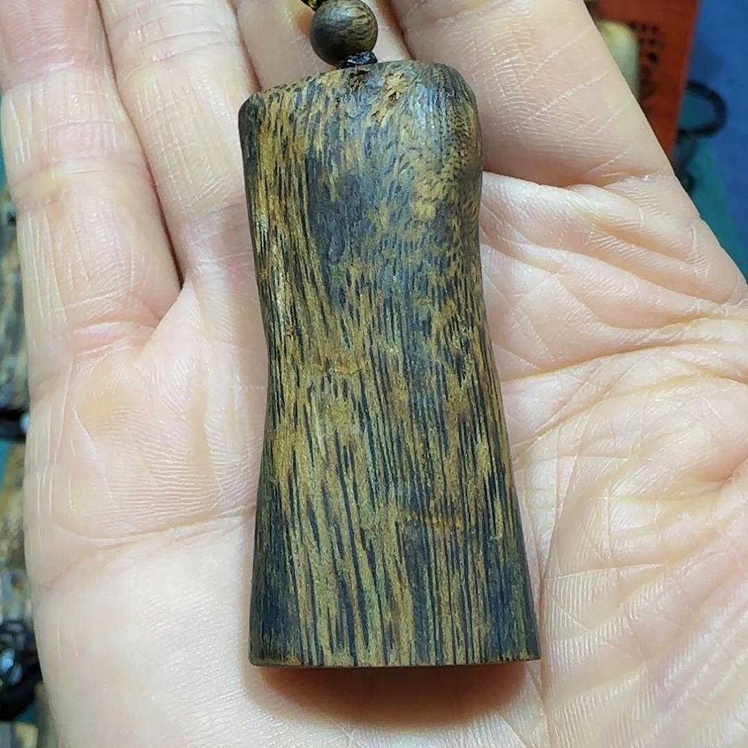 沉香吊坠海南白奇乌身老料素牌带绳10克