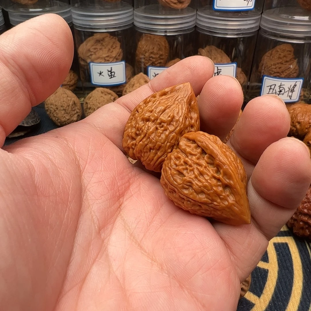 文玩核桃吊坠王*.一抹红